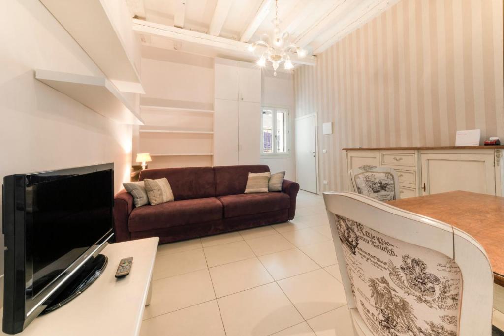 uma sala de estar com um sofá e uma mesa em Appartamento Biennale em Veneza