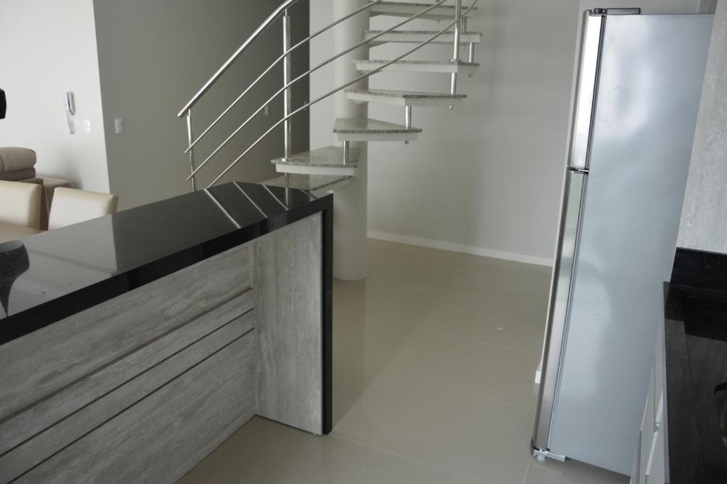  Belíssima cobertura 3 suítes com vista para o mar