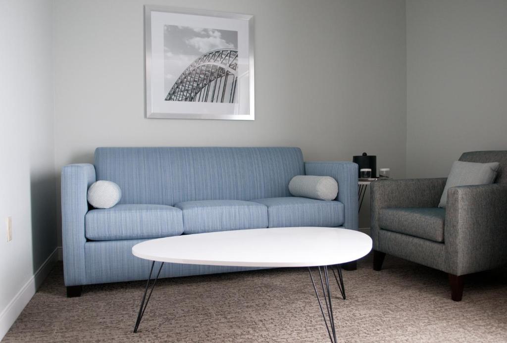 Crowne Plaza Hotel and Suites Pittsburgh South, an IHG Hotel - Junior Queen Suite Con Dos Camas Queen