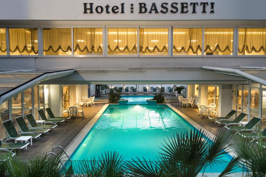 The swimming pool at or close to Hotel Bassetti