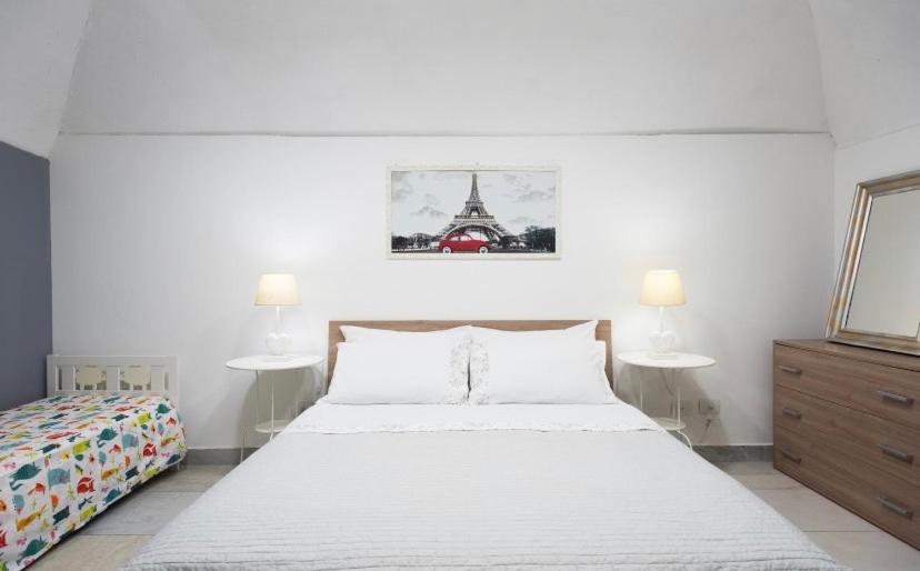 una camera bianca con un letto e due comodini di GRAPHITE HOUSE a Napoli