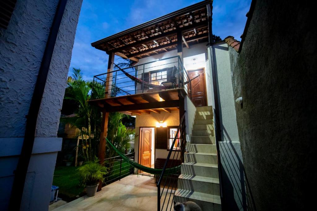 uma casa com uma escada que leva à porta da frente em Casa Julia em Petrópolis