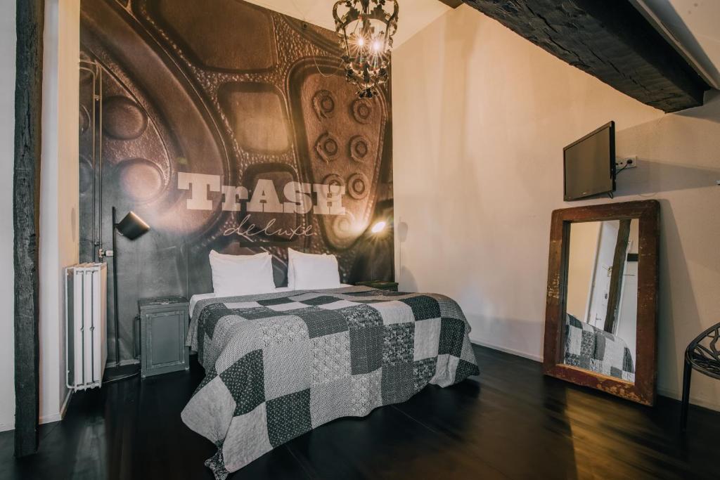 Postel nebo postele na pokoji v ubytování Hotel Trash Deluxe