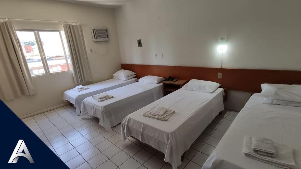 Cama o camas de una habitación en Ambassador Hotel
