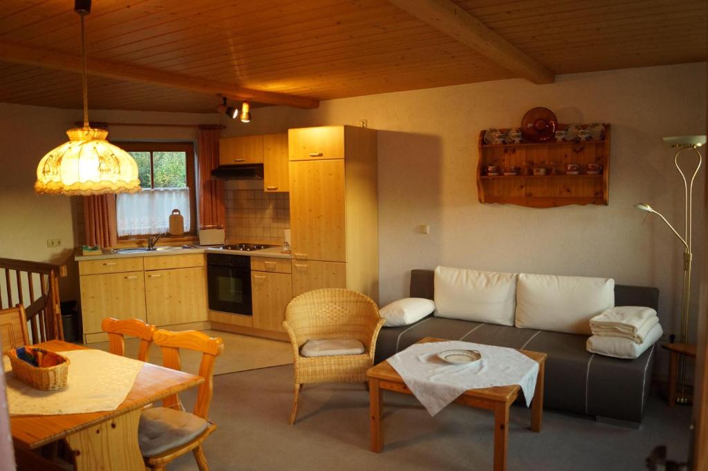 ein Wohnzimmer mit einem Sofa und einem Tisch in der Unterkunft Ferienhaus Haidweg, Wohnung 6 in Haidmühle