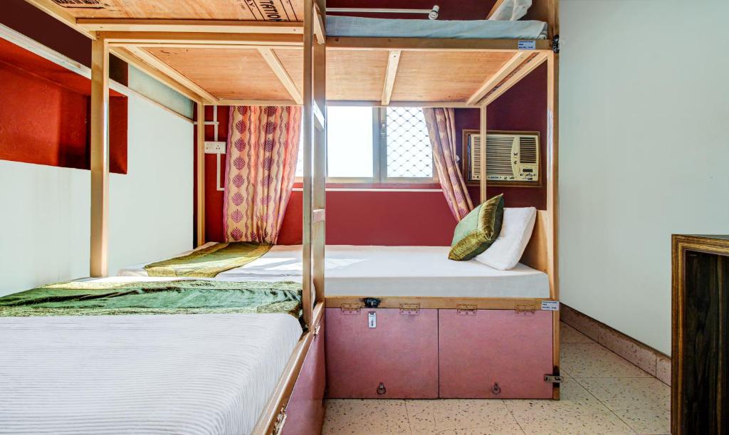Postel nebo postele na pokoji v ubytování Ganga Fuji Home