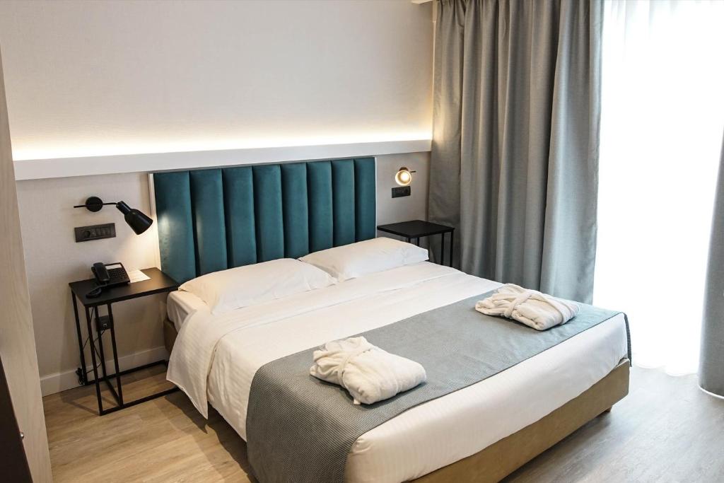 Postel nebo postele na pokoji v ubytování Athens Cypria Hotel