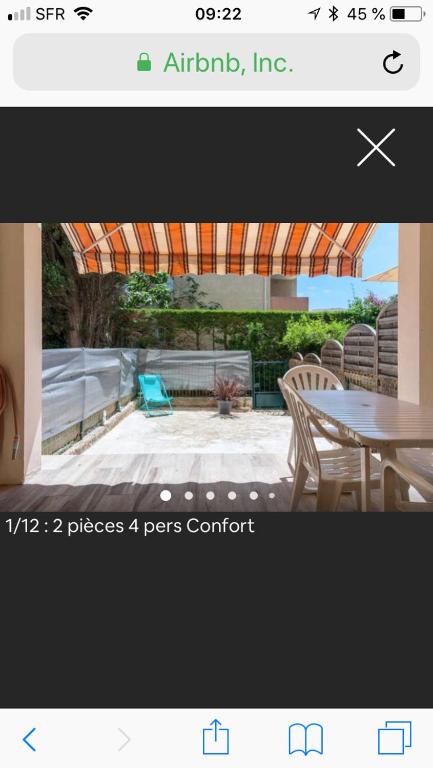 une photo d'un patio avec une table et des chaises dans l'établissement appartement a six fours/le brusc, à Six-Fours-les-Plages
