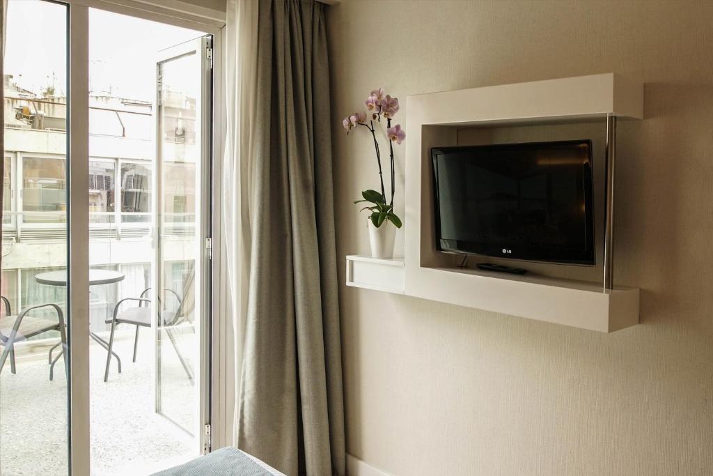 TV a/nebo společenská místnost v ubytování Athens Cypria Hotel