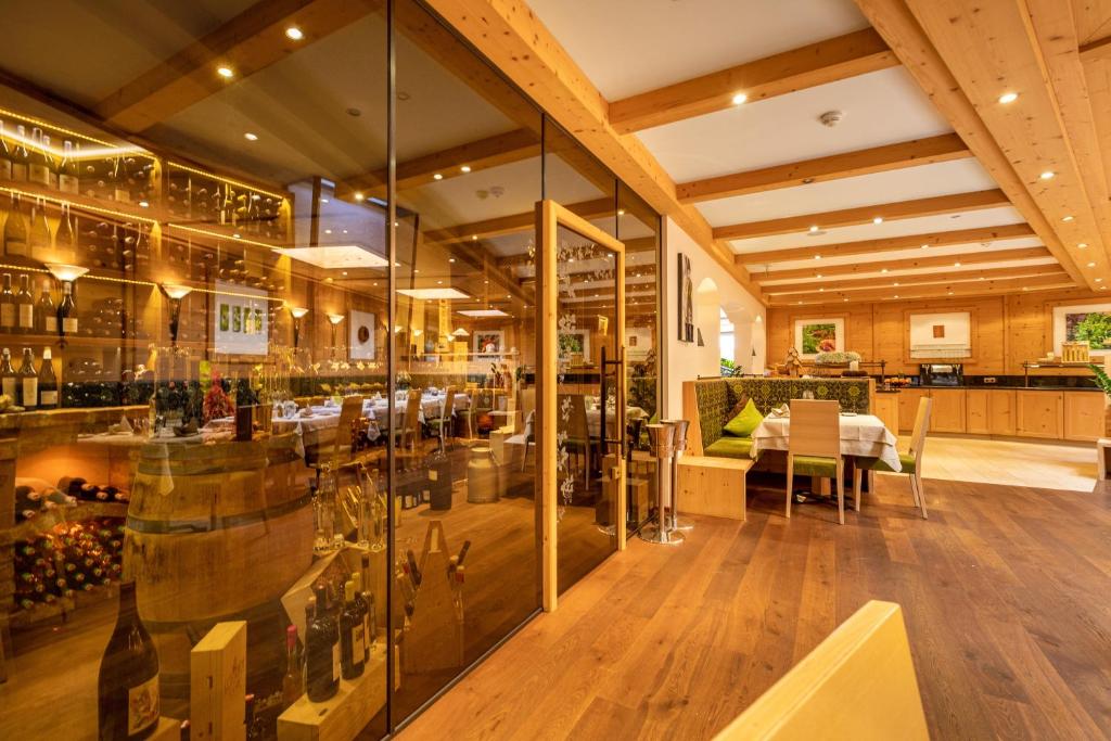 Reštaurácia alebo iné gastronomické zariadenie v ubytovaní Kräuterhotel Hochzillertal