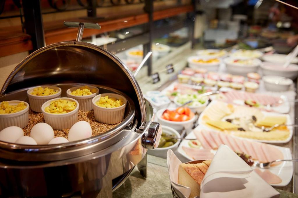 ホテルの敷地内または近くでの食事または食べ物