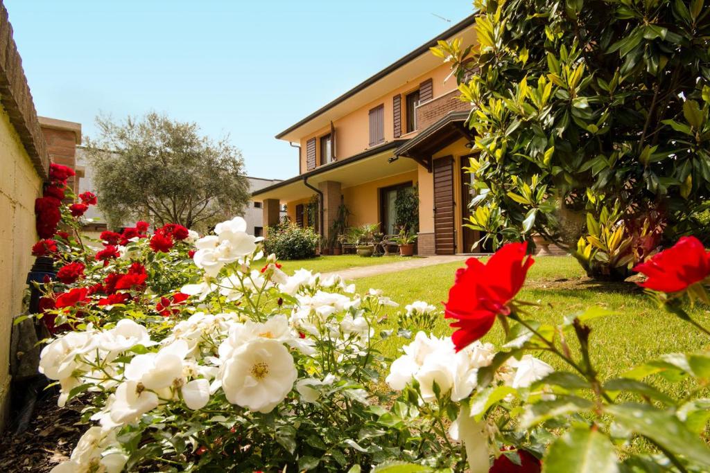VirgilioにあるB&B La Dimora delle Calenduleの家の前の白赤花庭園