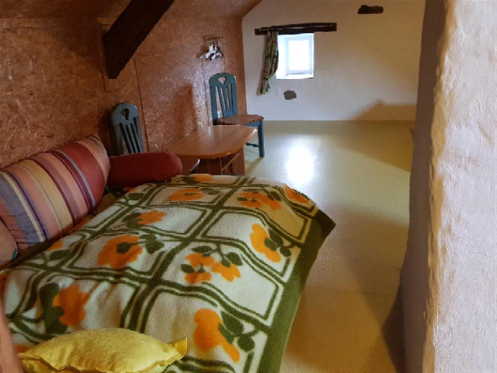 1 dormitorio con 1 cama, mesa y sillas en Ferien auf dem Bermeshof en Preischeid