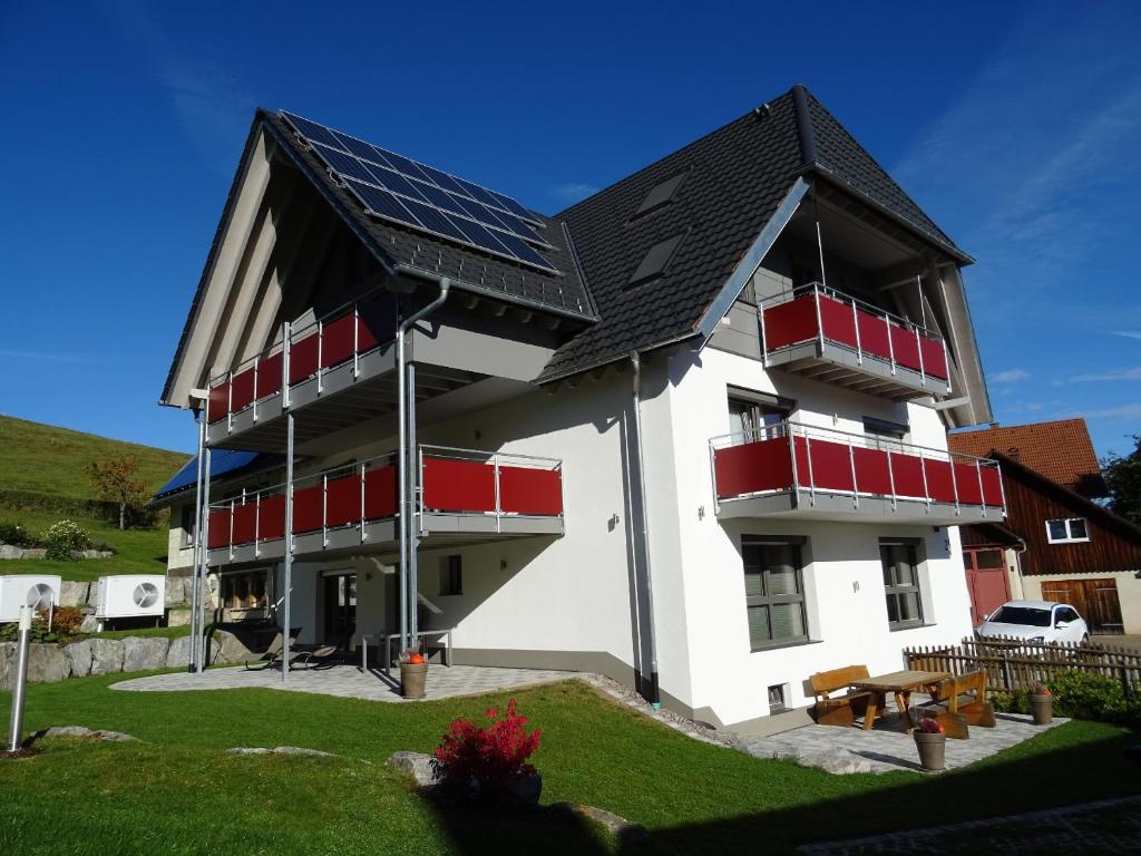 una casa con pannelli solari sul tetto di Ferienwohnungen Schwarzwaldtraum a Unterkirnach
