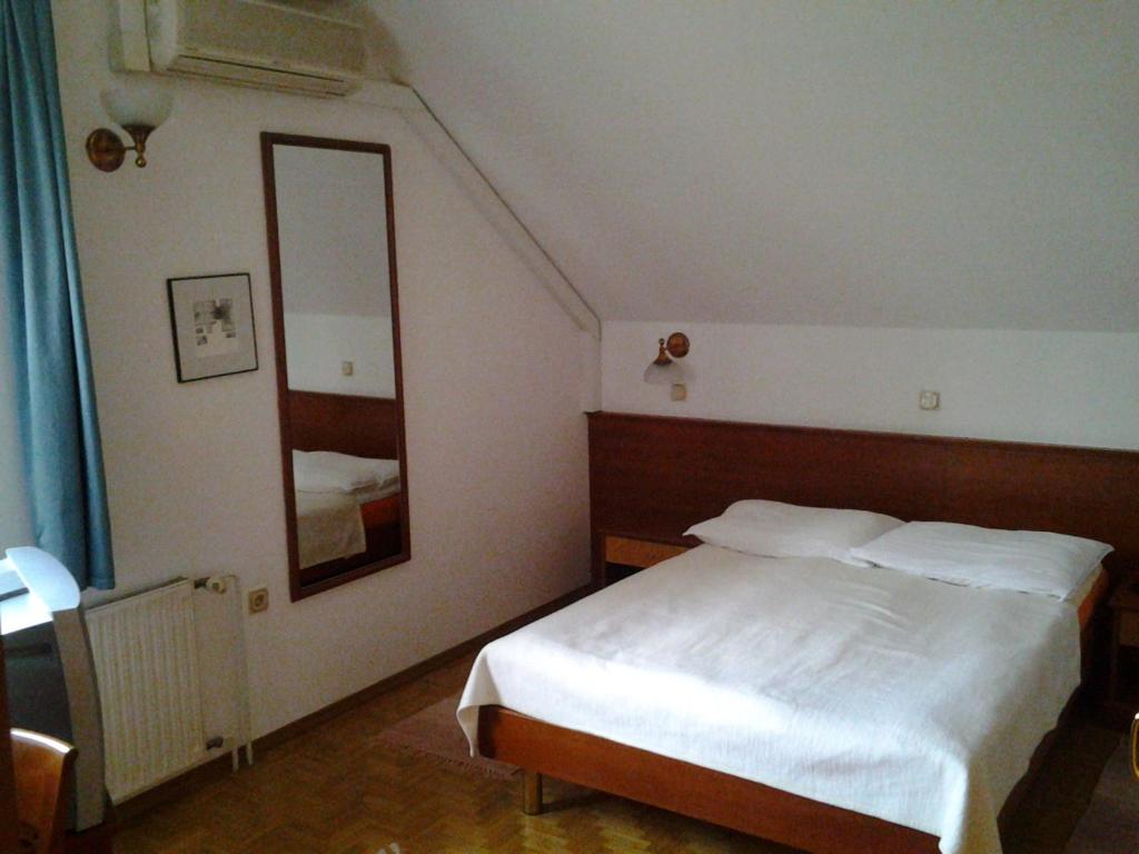 Postel nebo postele na pokoji v ubytování Guest House Arvaj
