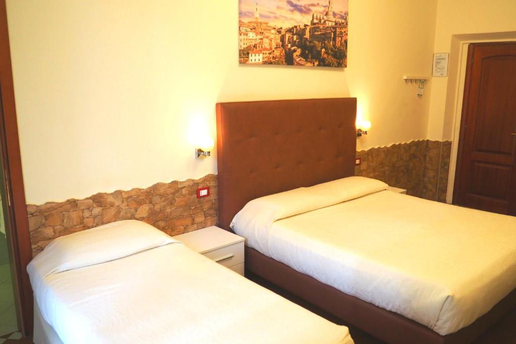 Łóżko lub łóżka w pokoju w obiekcie Hotel Ester