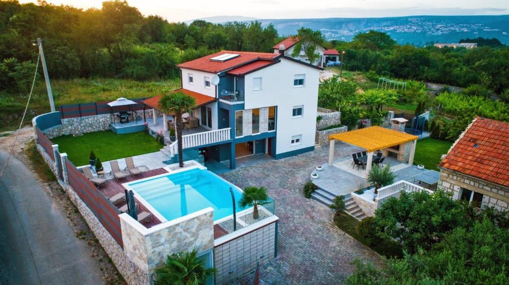 Bazén v ubytovaní Luxury villa Vitam in Imotski, private pool alebo v jeho blízkosti