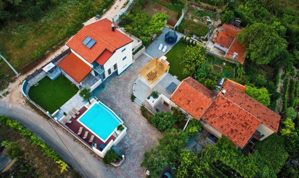 Pohľad z vtáčej perspektívy na ubytovanie Luxury villa Vitam in Imotski, private pool