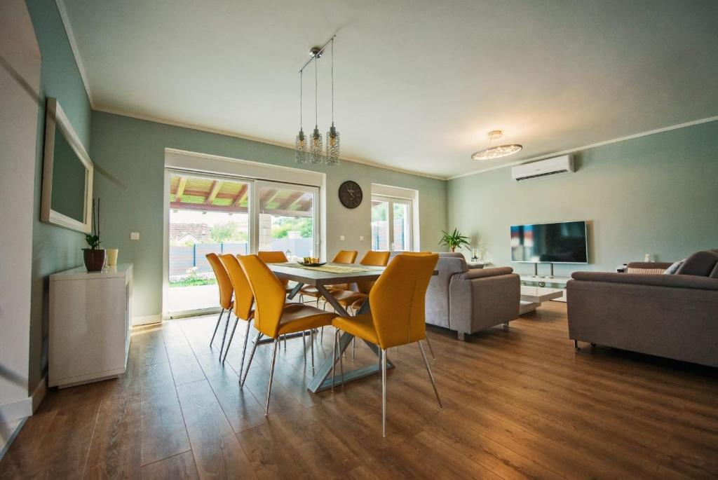 Televízia a/alebo spoločenská miestnosť v ubytovaní Luxury villa Vitam in Imotski, private pool