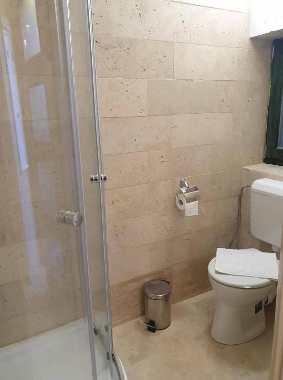 Kúpeľňa v ubytovaní Éjjeli Bagoly Étterem és Panzió