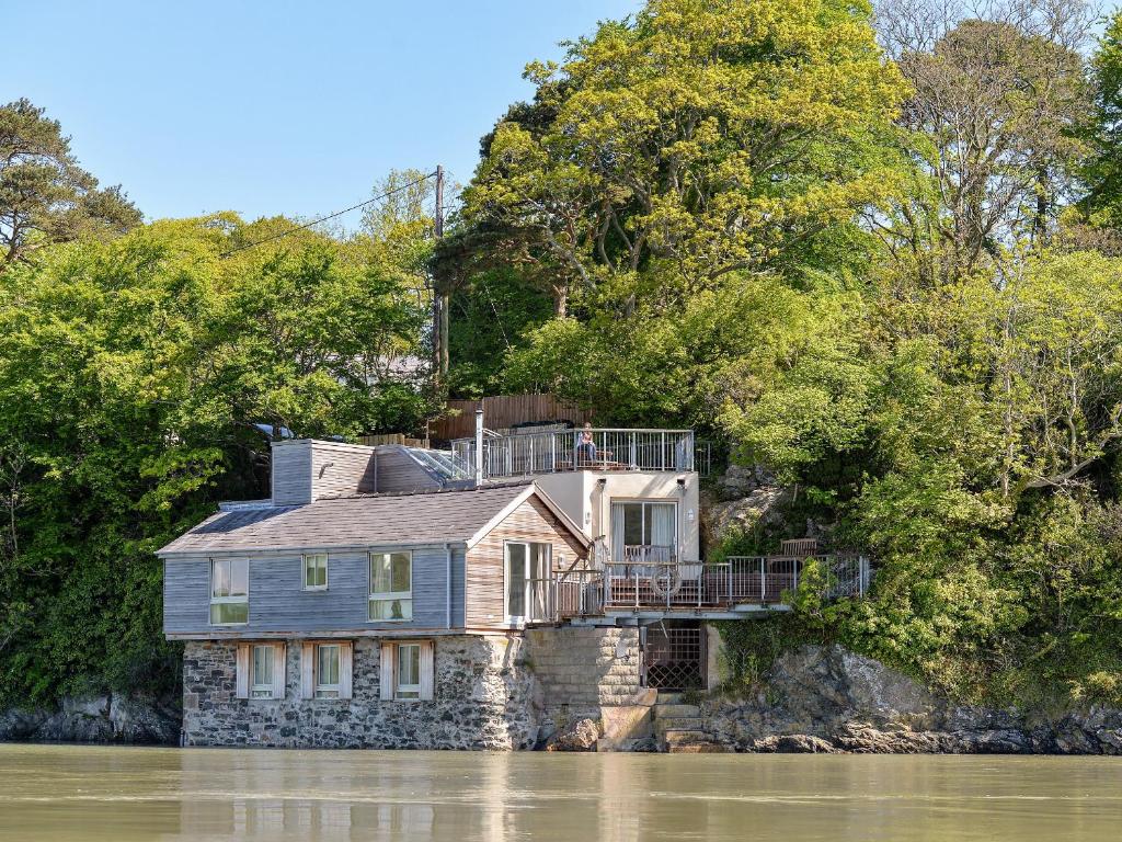a house on the banks of a river at Manadwyn in Menai Bridge