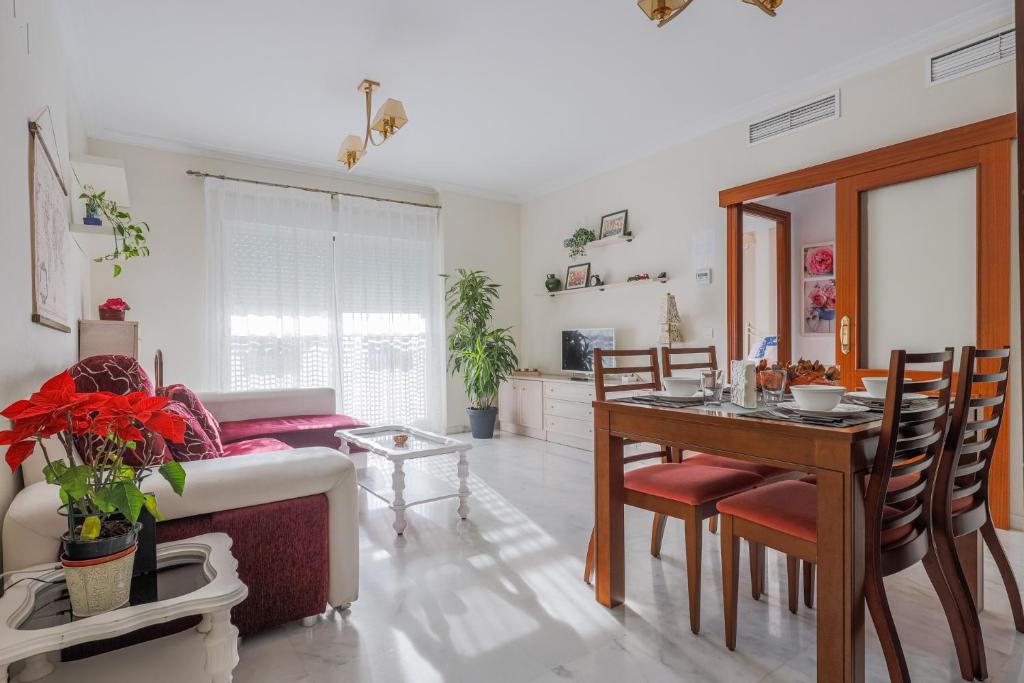 uma sala de estar com uma mesa e uma sala de jantar em Descanso-elegancia en Sevilla Parking Gratuito em Sevilha