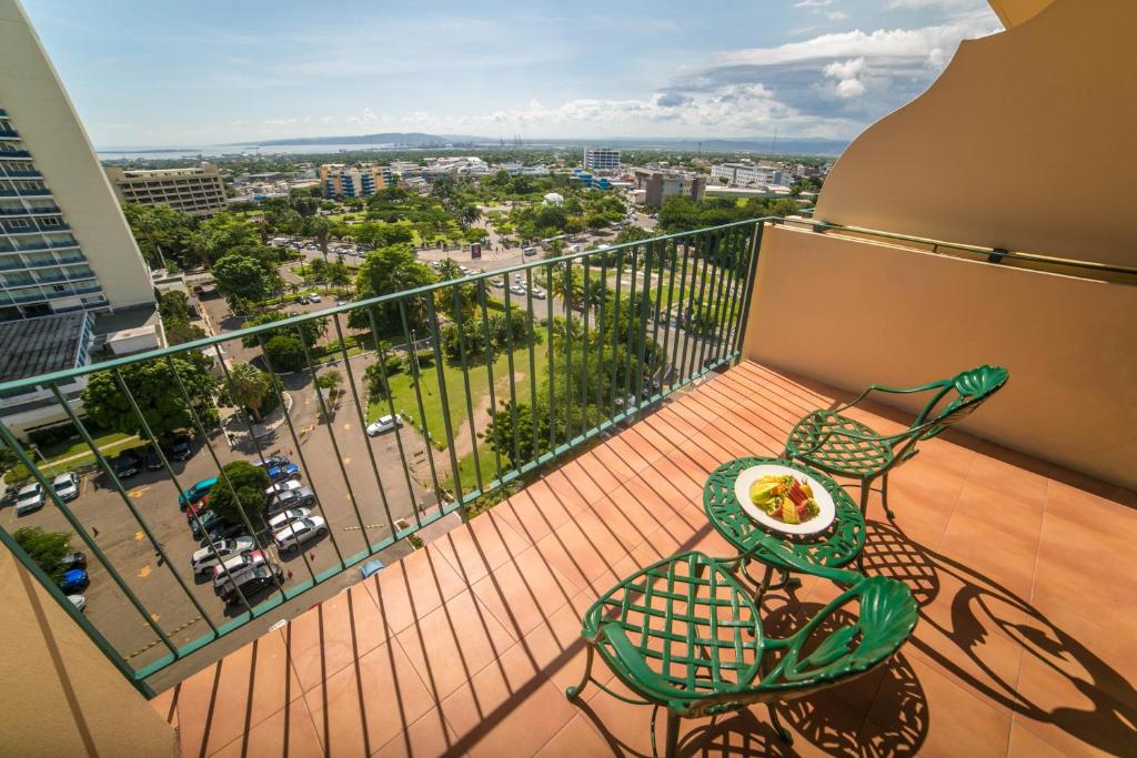 Balkón nebo terasa v ubytování Courtleigh Hotel & Suites