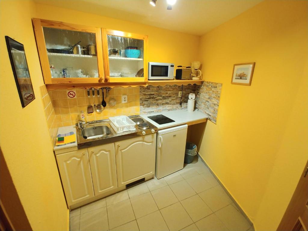 Kuchyňa alebo kuchynka v ubytovaní Zöld sziget Apartmanház
