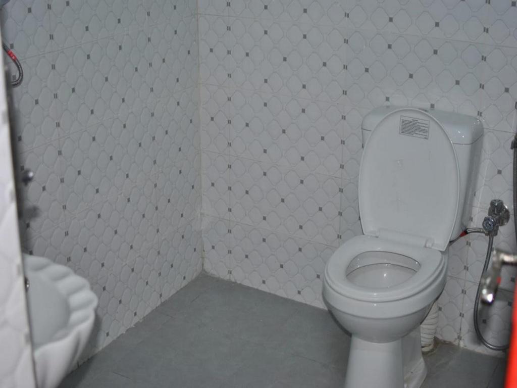 uma casa de banho com um WC branco num quarto em Riad Dar Essassi 23 em Marrakech