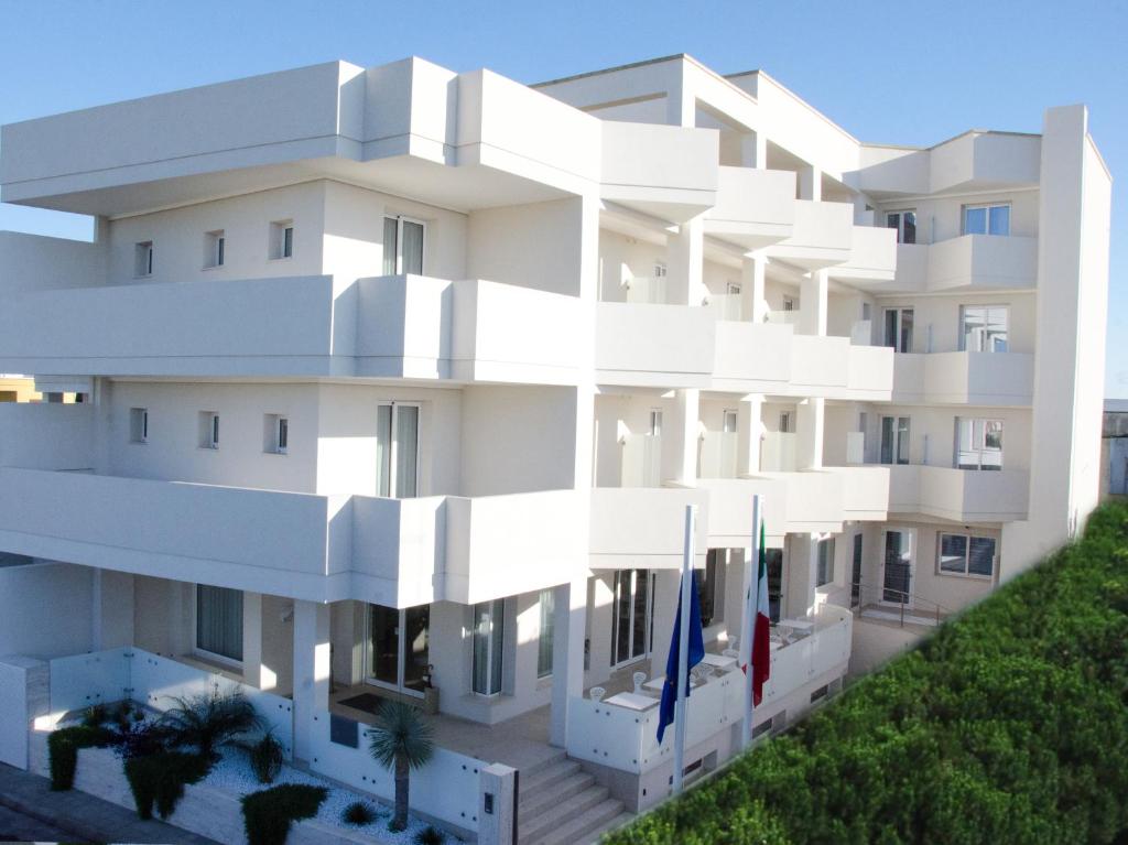 una imagen de un edificio blanco en QuiHotel, en Porto Cesareo