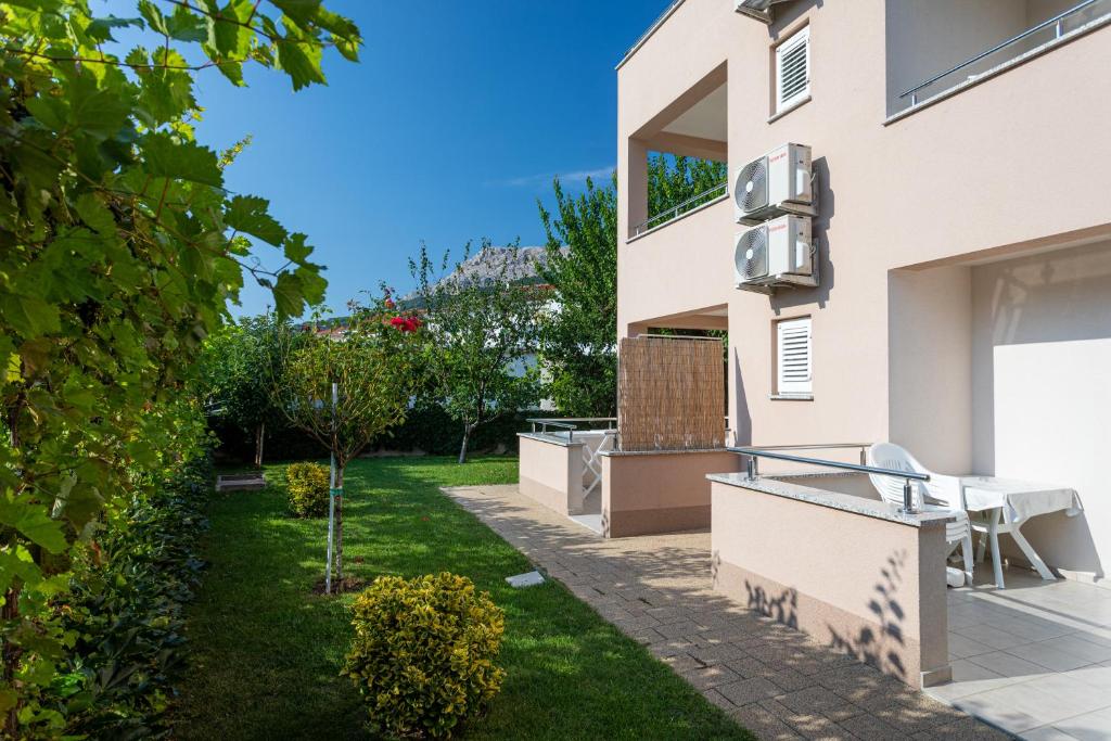 Vonkajšia záhrada v ubytovaní Apartments Crneković V