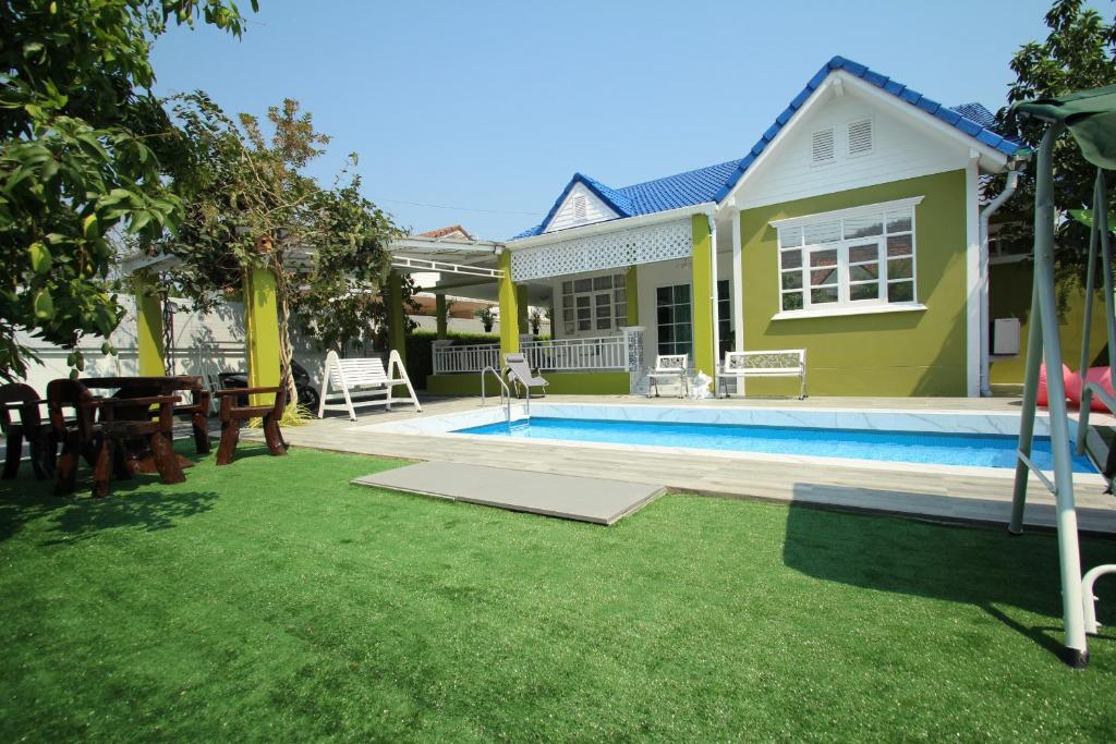 Bazén v ubytování Little home poolvilla nebo v jeho okolí