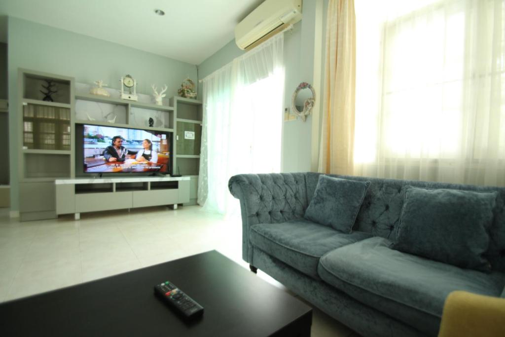 TV a/nebo společenská místnost v ubytování Little home poolvilla