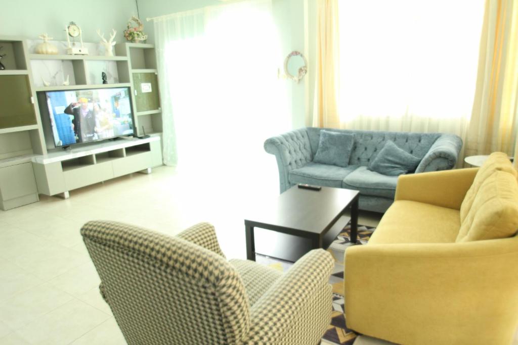 TV a/nebo společenská místnost v ubytování Little home poolvilla