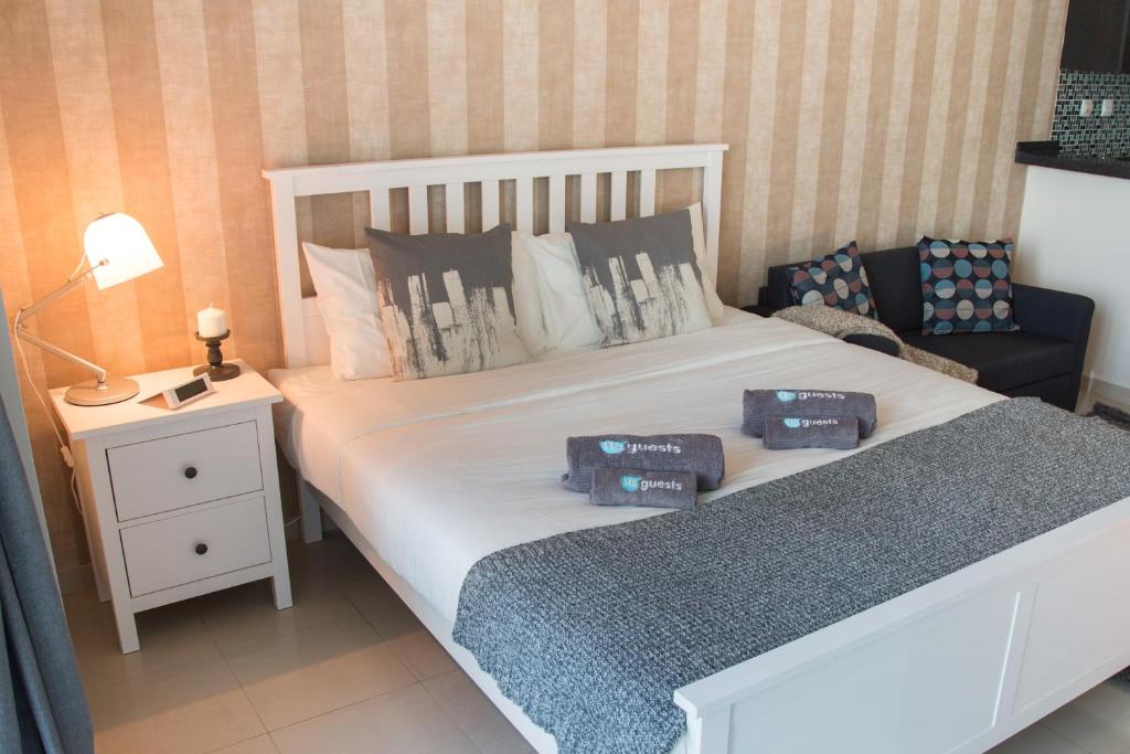 Postel nebo postele na pokoji v ubytování HiGuests - Studio With Incredible Sea Views, 3-min to Beach