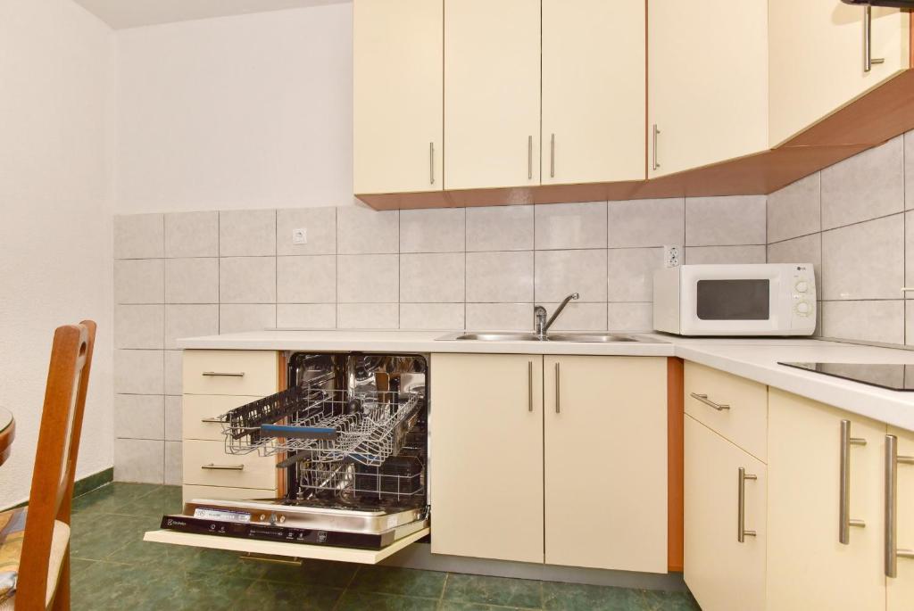 Kuchyň nebo kuchyňský kout v ubytování Apartments Vjeko