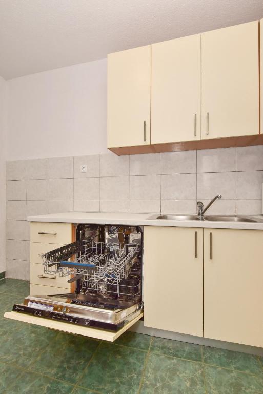 Kuchyň nebo kuchyňský kout v ubytování Apartments Vjeko