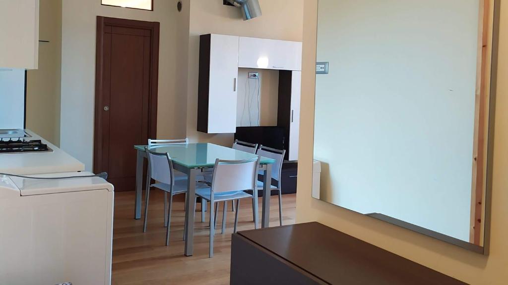 リヴィゾンドリにあるFORT. Montagna A307のキッチン(テーブル、椅子、鏡付)