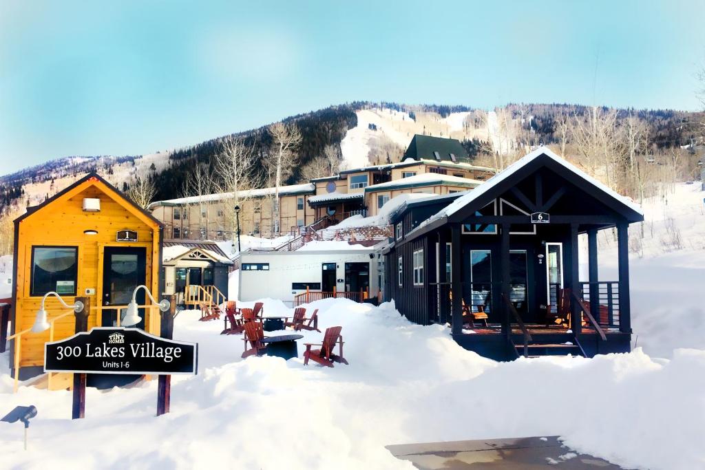 un edificio en la nieve con un cartel delante en Tiny Homes at Powderhorn Mountain Resort, en Mesa