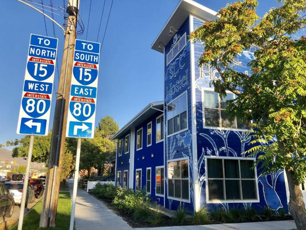 um edifício azul com placas de rua em frente em SLC Hostel em Salt Lake City