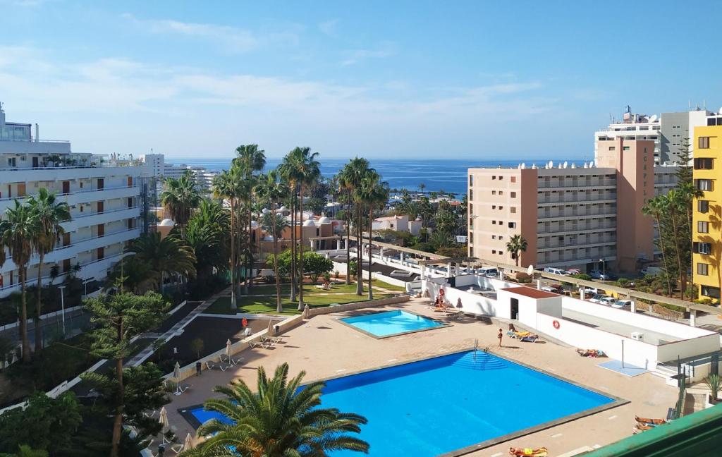 Cet appartement offre une vue sur la piscine. dans l'établissement Viña del Mar 6, à Playa de Fañabé