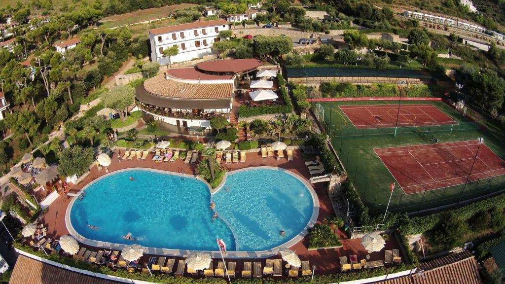 een luchtzicht op een zwembad en een tennisbaan bij Casa Vacanza Kair Trilo 227 in Sperlonga
