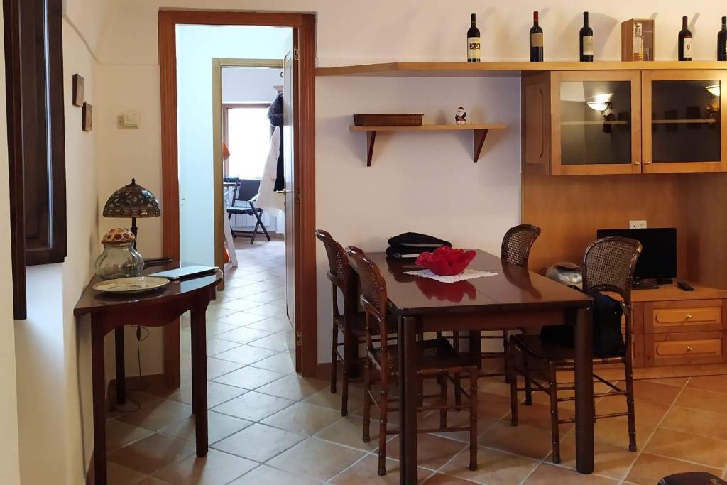 eine Küche und ein Esszimmer mit einem Tisch und Stühlen in der Unterkunft FORT Montagna Casa Impero CIR 06678CVP0002 in Rivisondoli