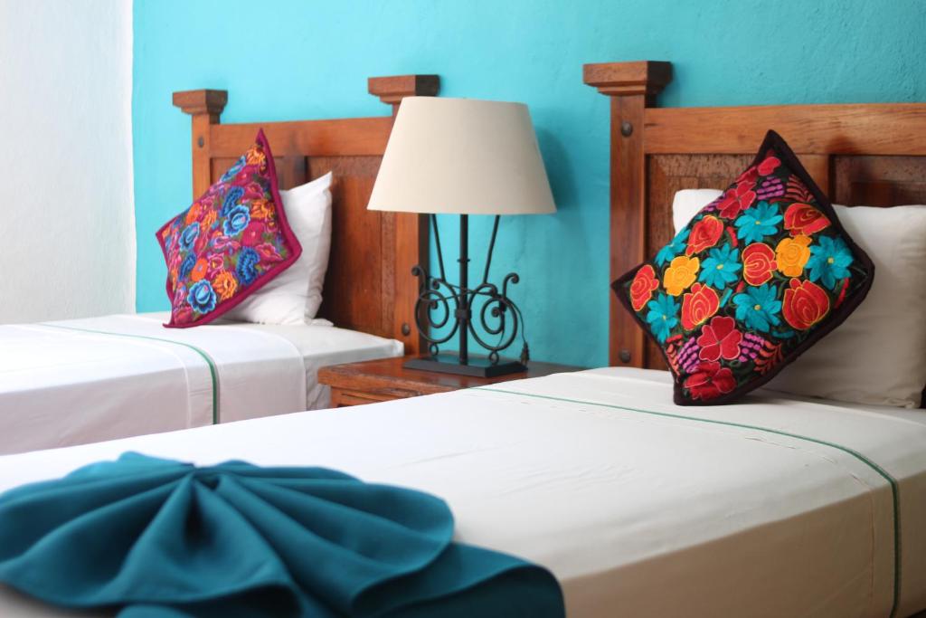 Postel nebo postele na pokoji v ubytování Hotel Casa Iguana Mismaloya