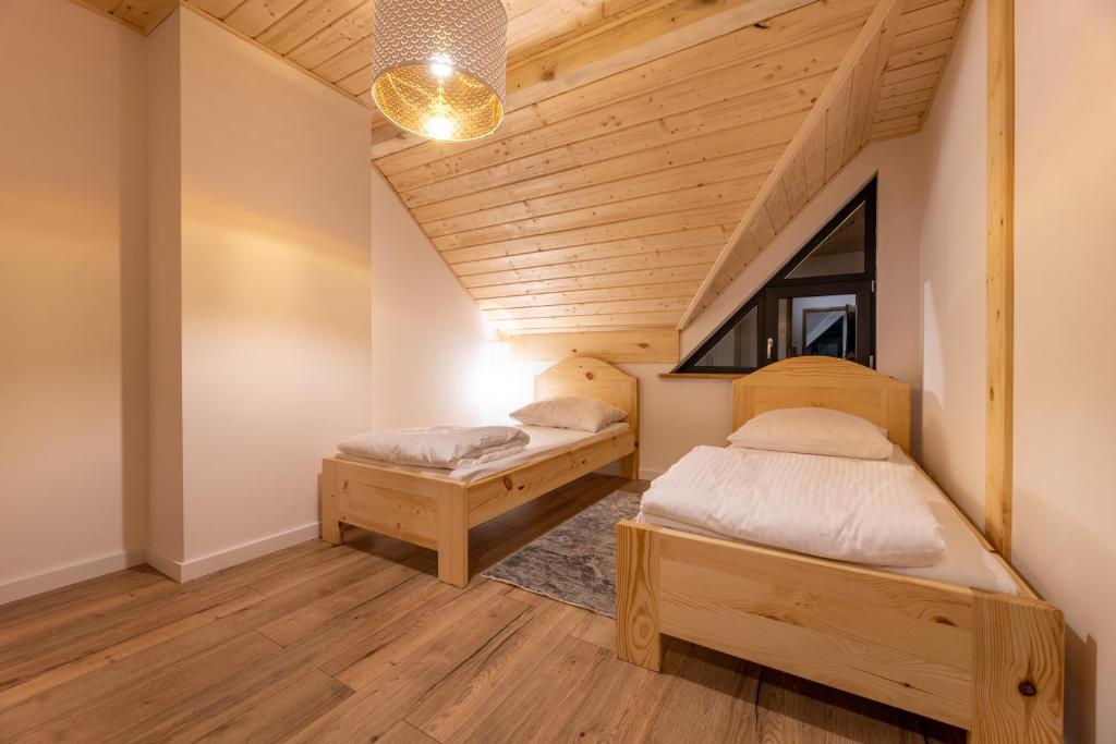 En eller flere senge i et værelse på Villa Gromadzyń