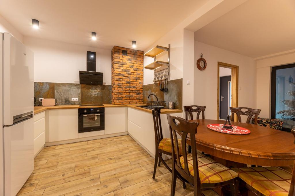 Kuchyňa alebo kuchynka v ubytovaní Villa Gromadzyń