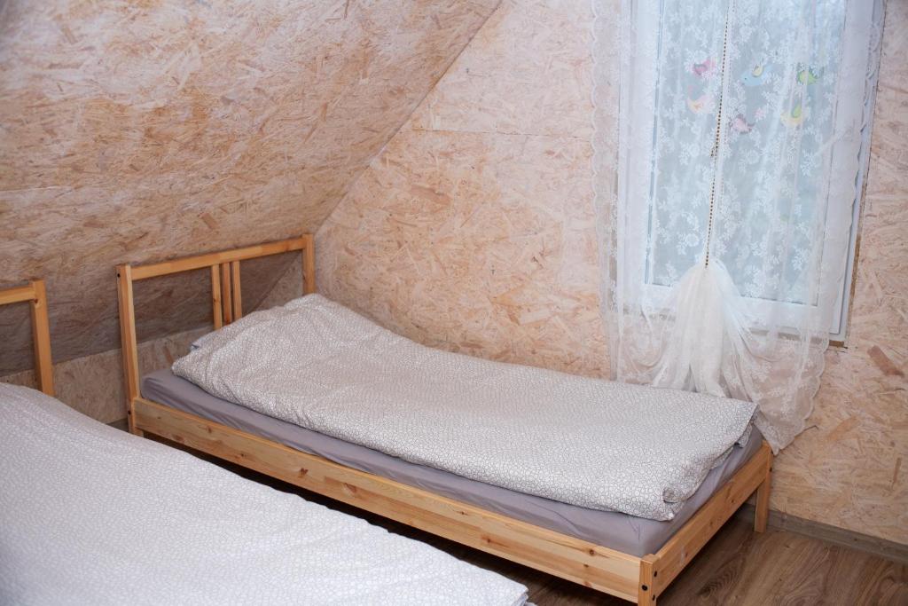 Postel nebo postele na pokoji v ubytování Domki na łowisku Admar w Dąbiu Lubuskim