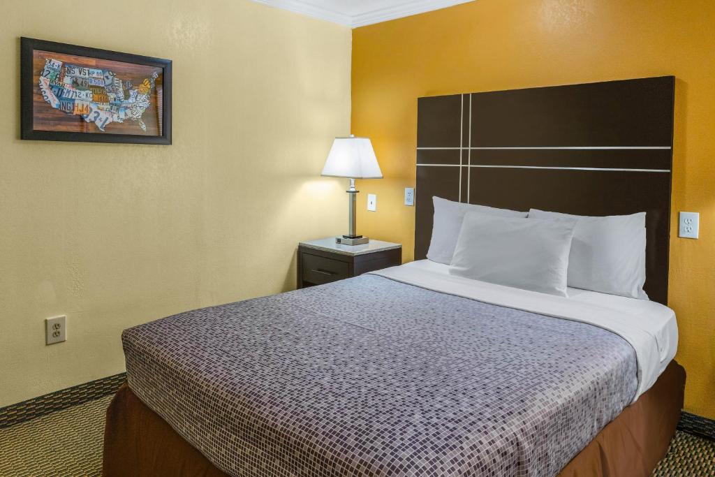 Letto o letti in una camera di Econo Lodge Beach and Boardwalk