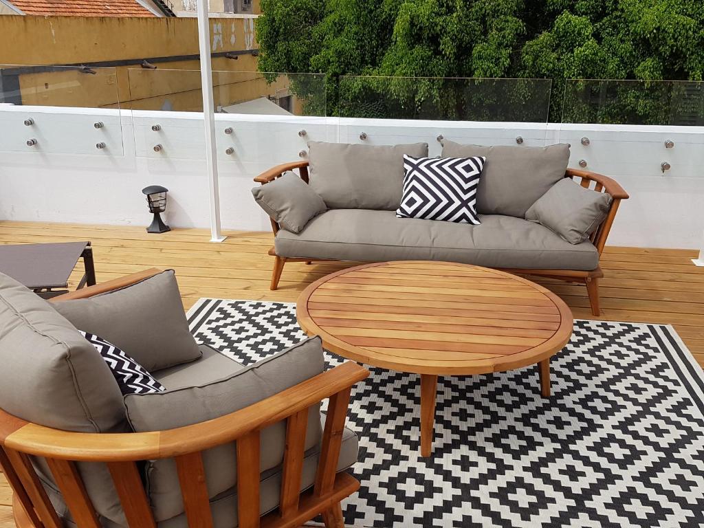 um pátio com um sofá e uma mesa em DREAM OF LOFT em Olhão