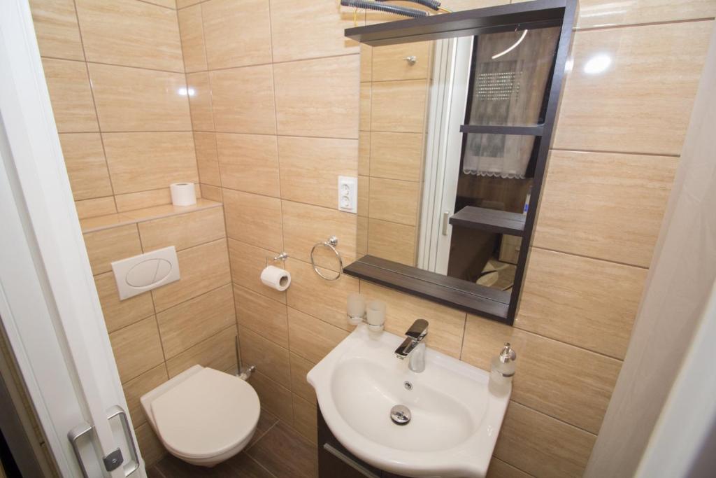 Koupelna v ubytování M7 Galéria Panzió